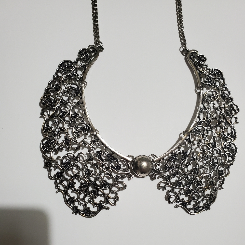 Statement collar necklace choker